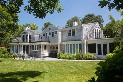 Image de Maison de style Cape Cod agréable - un bloc de North Bay!
