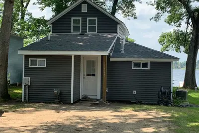 Image de Gardez-le \"Reel\" Cottage Lakefront sur Upper Crooked Lake Delton, Mi $ 1400 / semaine