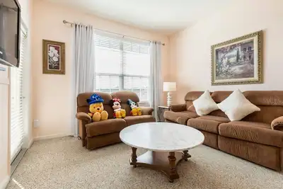 Image de 3 Miles To Disney, Pas de frais supplémentaires, Fermé et sécurisé, WiFi gratuit, Utilisation gratuite de matériel pour bébé