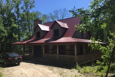 Image de Cabine familiale avec cuisine moderne, cheminée de travail, porche enveloppant!