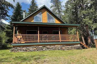 Image de Détendez-vous et détendez-vous dans une cabine familiale sur la rivière Clark Fork