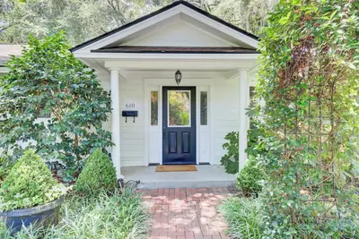 Image de Charmante maison entièrement meublée. Profitez d'un hiver 2020 chaud! Tarif mensuel spécial.