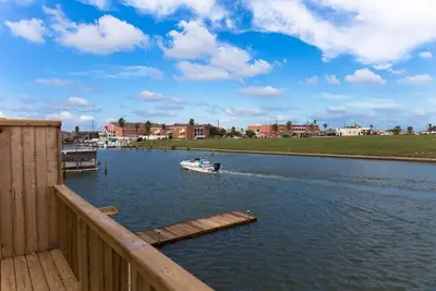 Image de Le paradis retrouvé sur l'eau! Kayaks, Boat Dock, 1 Mile à la plage et Schlitterbahn!