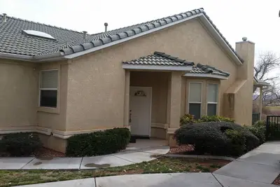 Image de Grande maison jumelle avec beaucoup d'espace pour vous et votre quête.