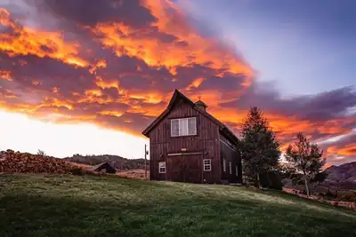 Image de Magnifique grange nichée paisiblement dans la vallée de Buckhorn!