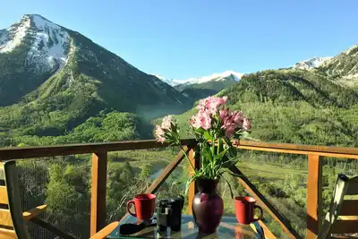Image de Chaque fenêtre est un chef-d'œuvre. Lac, montagne, observation du ciel. Randonnez, détendez-vous, détendez-vous!