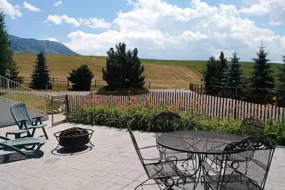 Image de Maison de campagne spacieuse et calme avec une vue imprenable depuis un patio privé