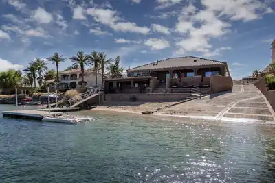 Image de Luxueux Riverfront Home W / Private Beach & Waterfront Bar