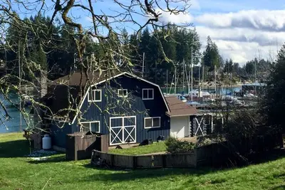 Image de Puget Sound Waterfront, banque basse sur Case Inlet à Allyn Wa. Marina et lancement de bateau