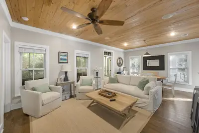 Image de 'Lazy Magnolia' - Près de la plage et de la piscine avec 4 vélos et chaises de plage! Près de Romarin!