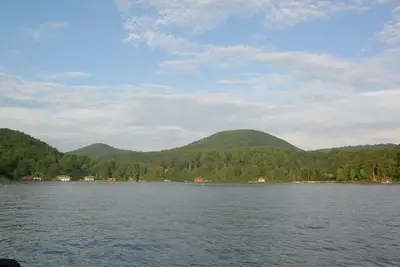 Image de Lake Summit Estate. Directement sur l'eau!