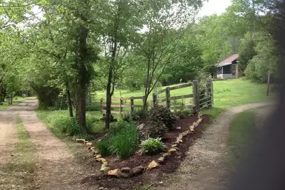 Image de Niché sur une route secondaire isolée - un endroit parfait pour une escapade.