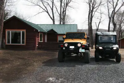 Image de Chalet en bois rond récemment rénové sur les rives du ruisseau Horse