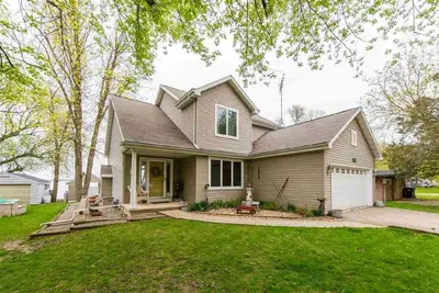 Image de Belle maison au bord du lac ~ Couchers de soleil exceptionnels ~ Comprend un bain à remous!