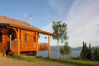 Les aigles reposent sur la propriété familiale de Kilcher en Alaska, la dernière frontière de la baie de Kachemak