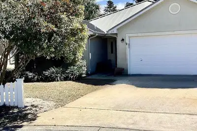 Image de L'évasion parfaite pour votre famille, vos amis et vos animaux de compagnie! ~ Plage PRIVÉE ~