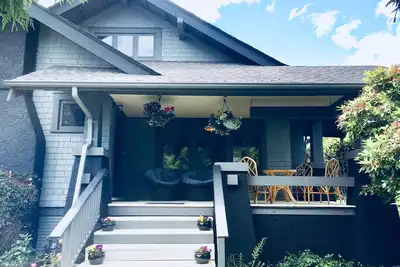 Image de Maison historique au centre-ville de Sidney. Charme classique, attraits modernes, bain à remous ++