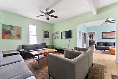 Image de Victorien avec un emplacement incroyable, cour incroyable avec bain à remous extérieur privé