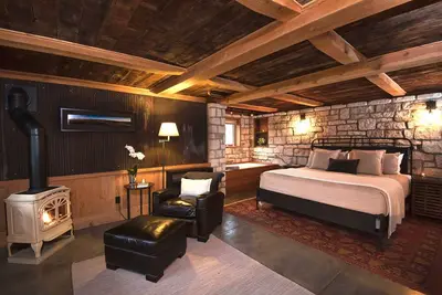 Image de Bed & Bath Suite de luxe disponible tous les soirs. . .