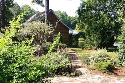 Image de Tifton, Géorgie - Shalom House B & B - Cabane dans un cadre paisible