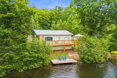 Image de South Algonquin Lakefront 2 1/2 Bedroom Cottage