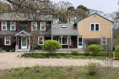 Image de Immense Cape House rénovée avec de la place pour toute la famille!