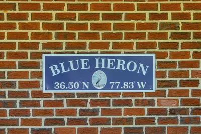 Image de 3500 sq ft Main Lake - eau profonde, maison de bateau, un bain à remous et la plage!