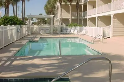 Image de Rez-de-chaussée! Entrée privée à la piscine! Décor élégant! Tout le confort de la maison