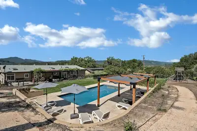 Image de Maison moderne spacieuse - piscine, vues et acres