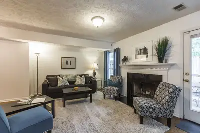 Image de A Rénové 3 Chambre, 2. 5 Bath Townhouse En centre-ville de Lexington.