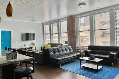 Image de 1480 pieds carrés 2Br / 2Ba Loft Downtown Kansas City dans un bâtiment historique