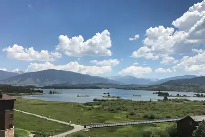 Image de Magnifique vue sur le lac et la montagne depuis le grand condo au 7ème étage à Frisco