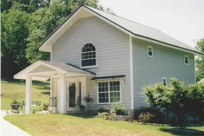 Image de Grange convertie unique de 75 ans avec belle chambre à coucher.