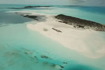 Image de Vues sur la mer et marchez jusqu'à la plage! 2 chambres / 1 salle de bain / cuisine complète