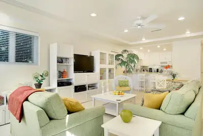 Image de Environ 5 min. à pied de la plage / 1 pâté de maisons de la piscine / 1 garage de voiture / climatisation