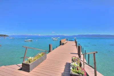 Image de Front De Mer * Plage de sable, jetée, bouée ** Plage De Sable Blanche Incroyable! ** Chien considéré