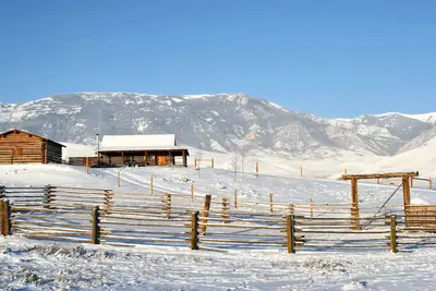 Image de \"Ranch de la rivière Yellowstone Special Special, cabane en rondins emblématique, vues majestueuses\"