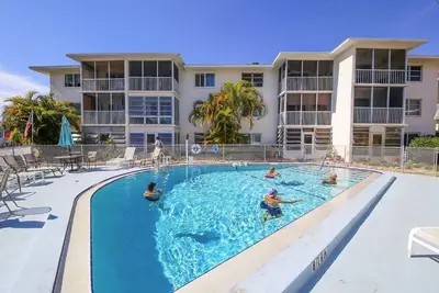 Image de Récemment Décoré avec piscine vues! Pratique Accès-pas d'escaliers!