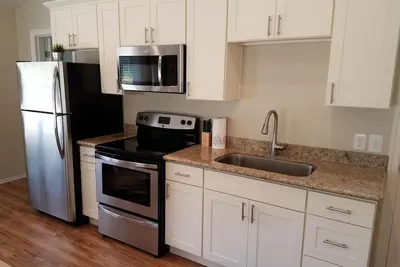 Image de Belle maison d'hôtes rénovée située dans le charmant Whidbey Airpark.