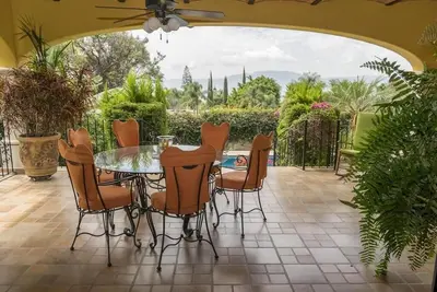 Image de Villa fortifiée pour les familles et les animaux domestiques avec piscine chauffée solaire et Wi-Fi gratuit.