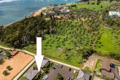 Image de 2 Bd 1. 5 marches pour aller à la plage. A / C dans 2 chambres côté océan du complexe