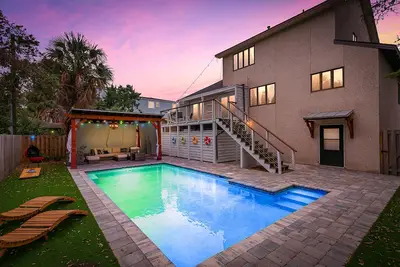 Image de Marsh Front Beach House w / piscine privée, 12 personnes sur la plage de l'Est, 2 blocs d'accès à la plage