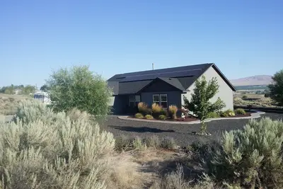 Image de Dégustation de vin de cette maison éco-énergétique alimentée à l'énergie solaire avec une vue imprenable.
