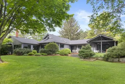 Image de Spacieux Leland Waterfront avec suites privées