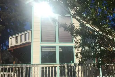 Image de Oceanview mignon! ! 2Bed / 2Bath Maison de plage de 1100 pieds carrés, à deux pâtés de maisons de la plage!