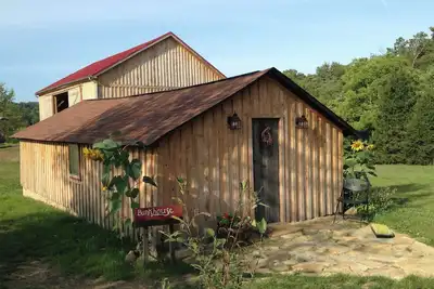 Image de Restez dans la cabine magnifiquement restaurée sur cette ferme biologique historique de 52 acres