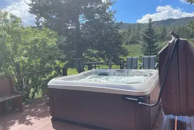 Image de Grand, entièrement équipé, privé et confortable Montana Vibe avec cheminée, bain à remous et randonnée