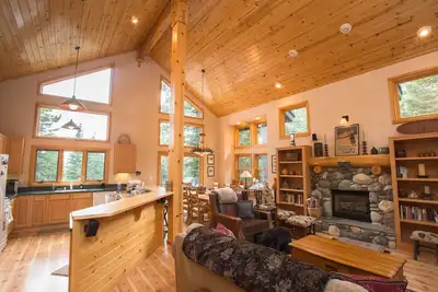 Image de Mountain Luxury Retreat pour les familles et amis, nouveau bain à remous, 4 chambres, 2. 5 salles de bain