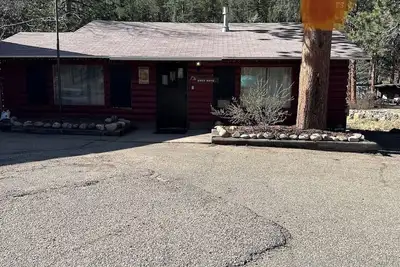 Image de Chalets de Wendy, (Kozy Kove), sur la rivière, pêche, terrasse privée et bain à remous. 2 Br