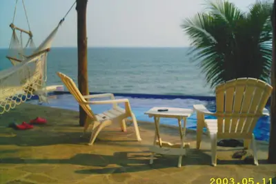 Petit Hideaway romantique sur une petite plage privée avec des vues magnifiques.